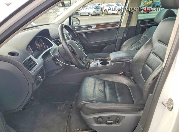 WVGEF9BP3GD012760 2016 VOLKSWAGEN TOUAREG Белый Вид салона спереди