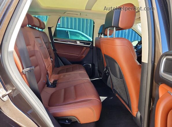 WVGEF9BP4GD005624 2016 VOLKSWAGEN TOUAREG Коричневый Вид задней части салона