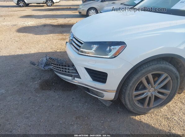 WVGEF9BP7GD010705 2016 VOLKSWAGEN TOUAREG White Widok z przodu