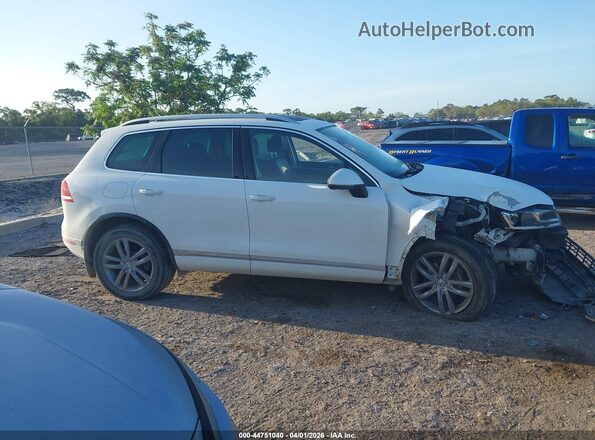 WVGEF9BP7GD010705 2016 VOLKSWAGEN TOUAREG White Widok wnętrza z tyłu