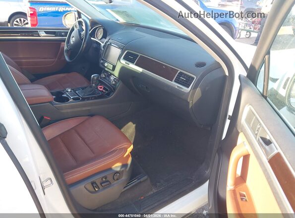 WVGEF9BP7GD010705 2016 VOLKSWAGEN TOUAREG White Widok wnętrza z przodu