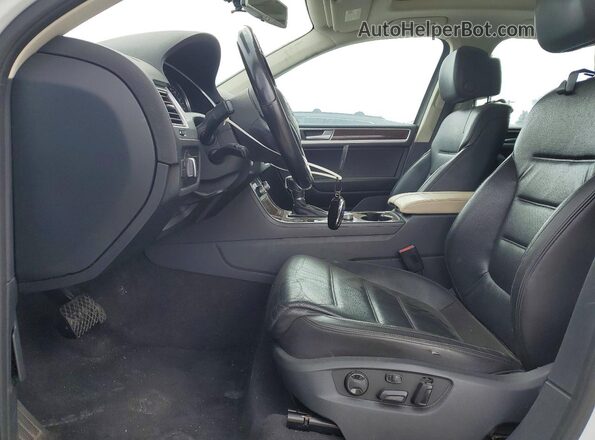 WVGEF9BP9GD010835 2016 VOLKSWAGEN TOUAREG Белый Вид салона спереди
