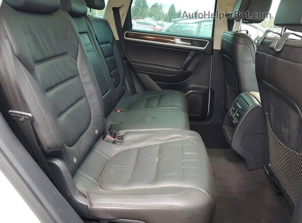 WVGEF9BP9GD010835 2016 VOLKSWAGEN TOUAREG Белый Вид задней части салона