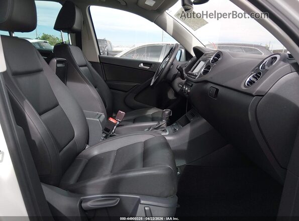 WVGSV7AX2HK012287 2017 VOLKSWAGEN TIGUAN White Widok wnętrza z przodu