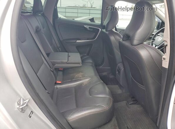 YV449MRR3H2000748 2017 VOLVO XC60 Silver Widok wnętrza z tyłu