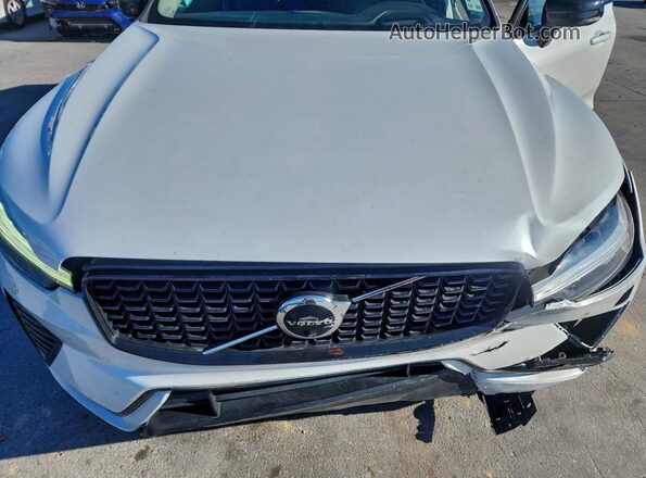 YV4H60DX9P1216780 2023 VOLVO XC60 White Vista del compartimento del motor
