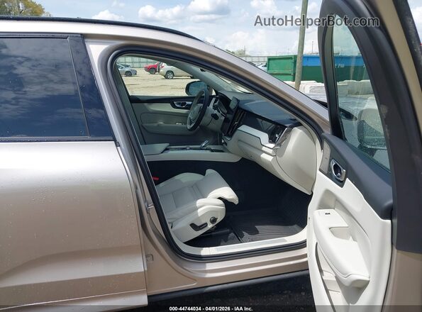 YV4M12RM4T1361758 2026 VOLVO XC60 Champagne Vista interior delantera