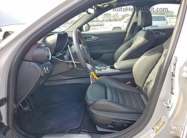ZARFAMBN2R7677584 2024 ALFA ROMEO GIULIA Серебряный Вид салона спереди