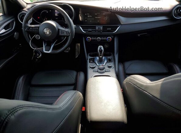 ZARFAMBN2R7677584 2024 ALFA ROMEO GIULIA Серебряный Вид панели приборов