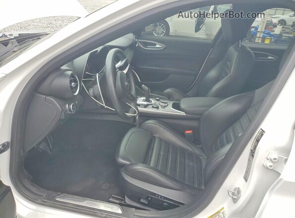 ZARFAMBNXP7668838 2023 ALFA ROMEO GIULIA Белый Вид салона спереди