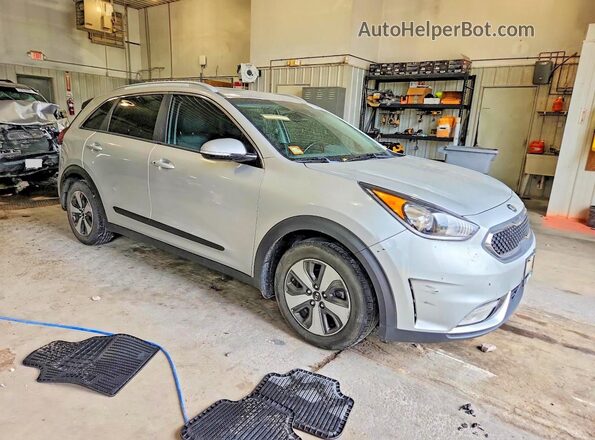 KNDCC3LC4H5052676 2017 KIA NIRO Серебряный Вид салона спереди