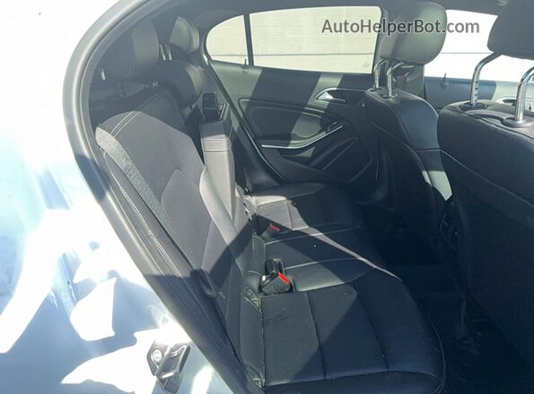 WDCTG4GB7JJ477053 2018 MERCEDES-BENZ GLA Белый Вид салона спереди
