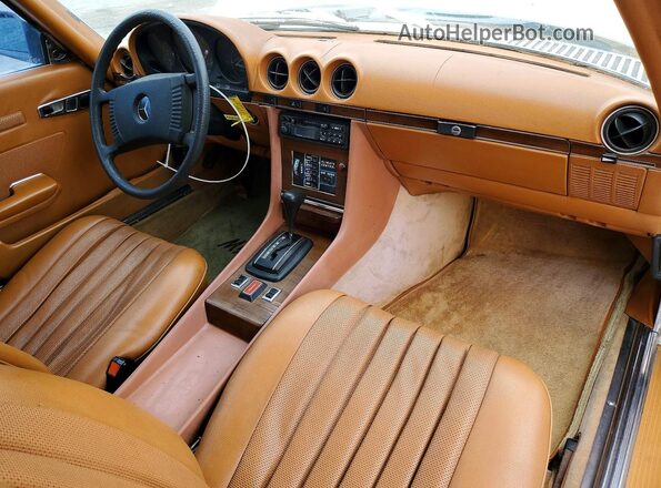 10704412050637 1979 MERCEDES-BENZ UK Белый Вид панели приборов