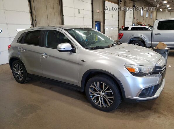 JA4AP3AU1JU002489 2018 MITSUBISHI OUTLANDER Silver Widok z przodu