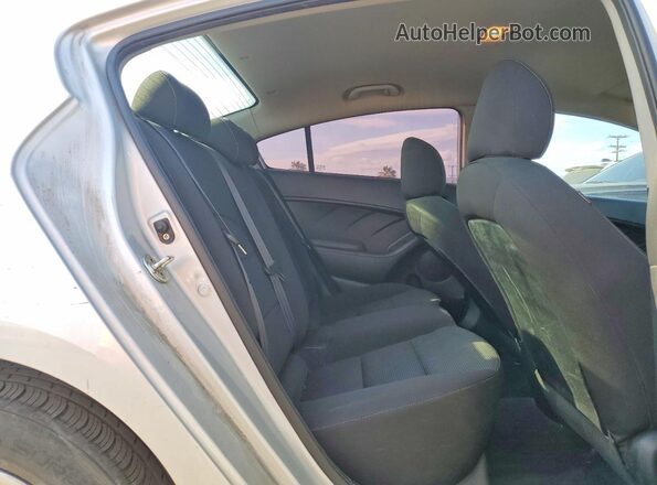 3KPFK4A7XHE156993 2017 KIA FORTE Серебряный Вид задней части салона