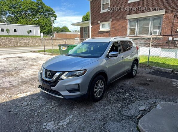 5N1AT2MV9JC845437 2018 NISSAN ROGUE Серебряный Задняя правая четверть