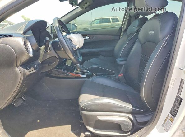 3KPF54AD1PE660991 2023 KIA FORTE Белый Вид панели приборов