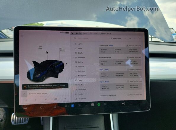 5YJ3E1EA3JF153710 2018 TESLA MODEL Gray Widok tylnych siedzeń