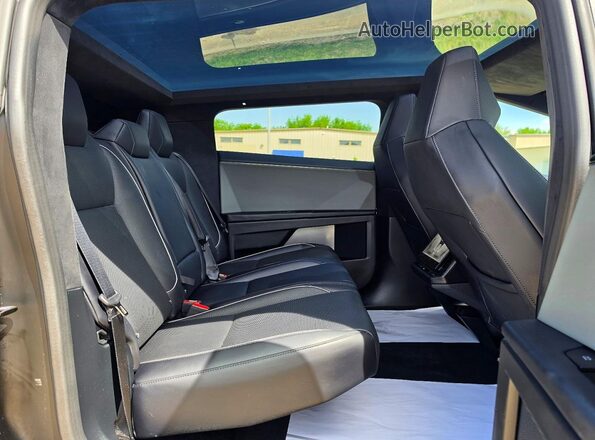 7G2CEHED1RA026043 2024 TESLA CYBERTRUCK Silver წინა სალონის ხედი