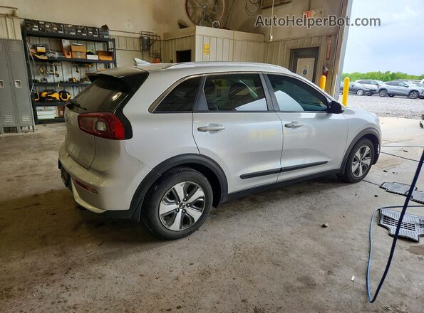 KNDCC3LC4H5052676 2017 KIA NIRO Серебряный Вид спереди