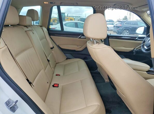 5UXWX9C32H0W79733 2017 BMW X3 Белый Вид задней части салона