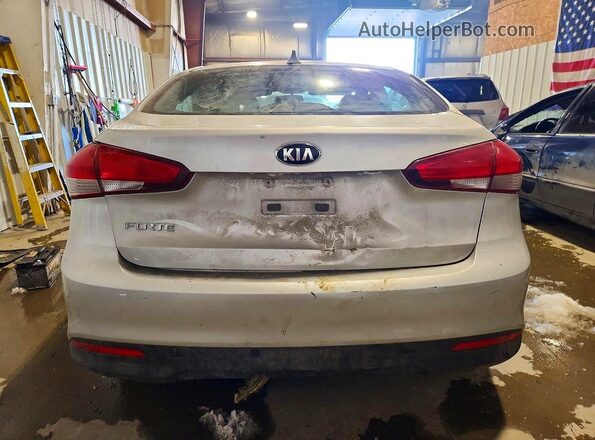 3KPFK4A77JE209641 2018 KIA FORTE Серебряный Вид салона спереди