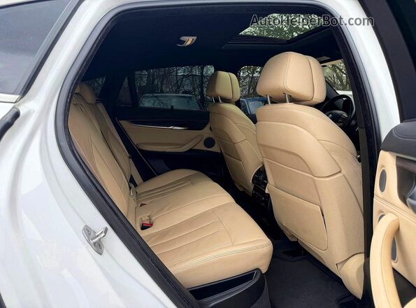 5UXKU6C37H0W38407 2017 BMW X6 White Вид салону спереду