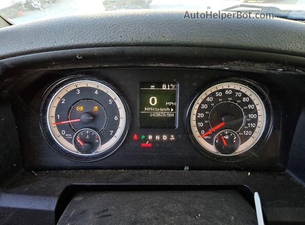 1C6RR6FT0JS304069 2018 RAM 1500 Черный Вид задних сидений
