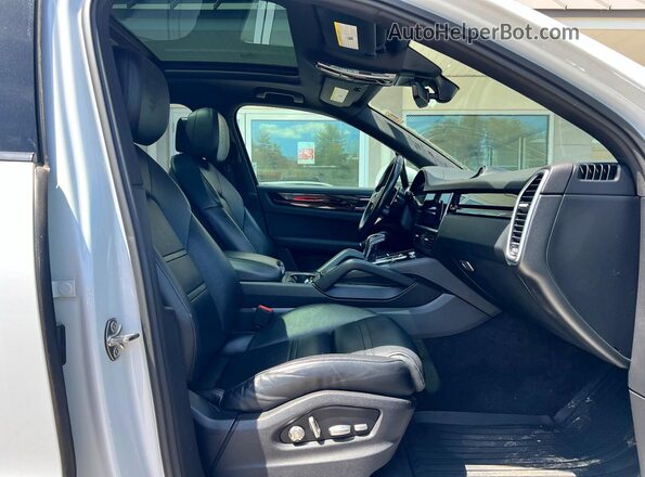 WP1AA2AY2KDA00870 2019 PORSCHE CAYENNE White Front view