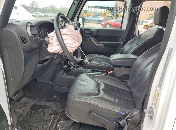 1C4BJWDG2HL710088 2017 JEEP WRANGLER Белый Вид салона спереди
