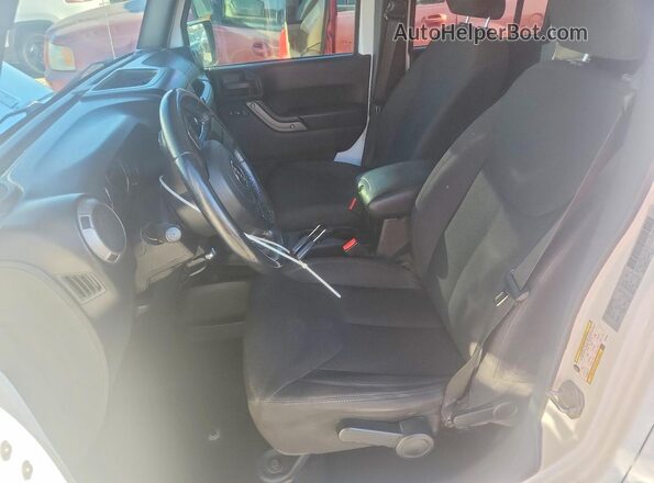 1C4BJWDG5JL867958 2018 JEEP WRANGLER White Widok wnętrza z przodu