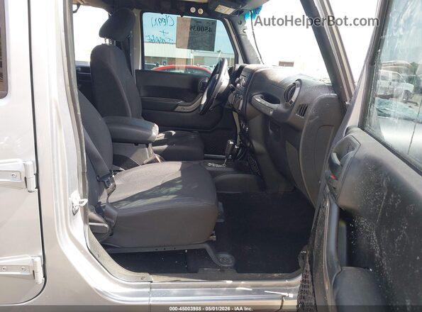1C4BJWDG6JL865748 2018 JEEP WRANGLER Серебряный Вид салона спереди