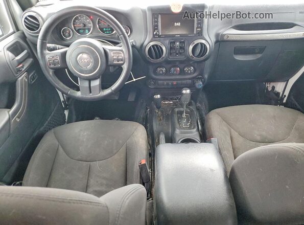 1C4BJWDGXHL510446 2017 JEEP WRANGLER Белый Вид панели приборов