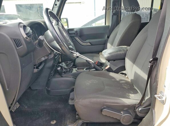1C4HJWDG6HL707916 2017 JEEP WRANGLER Бежевый Вид салона спереди