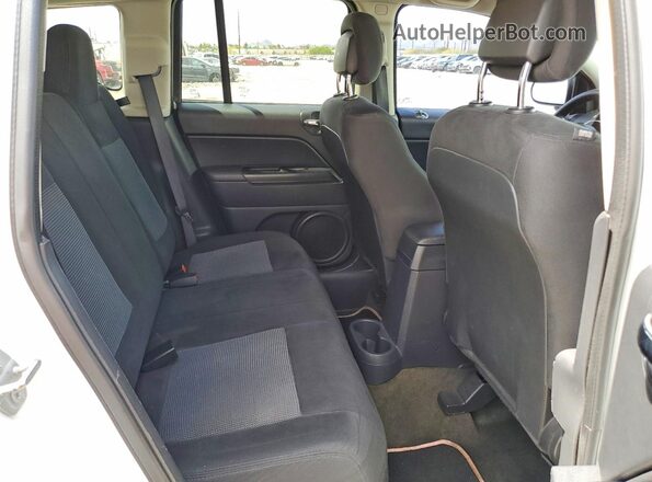 1C4NJCBA0GD742864 2016 JEEP COMPASS White Widok tylnych siedzeń