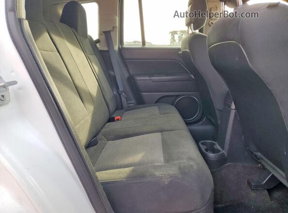 1C4NJCBA6GD524640 2016 JEEP COMPASS Белый Вид задней части салона