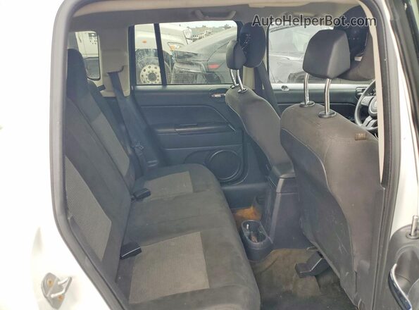 1C4NJCBA7GD665197 2016 JEEP COMPASS White Vista interior trasera