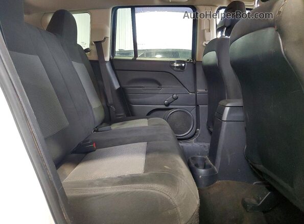 1C4NJCBA8HD185302 2017 JEEP COMPASS Белый Вид задней части салона