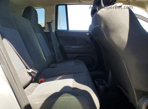 1C4NJCBA9GD641368 2016 JEEP COMPASS Silver Widok wnętrza z tyłu