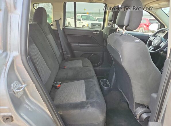 1C4NJDBB5GD552167 2016 JEEP COMPASS Silver Widok tylnych siedzeń