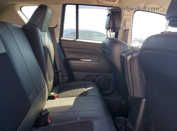 1C4NJDEB6GD541979 2016 JEEP COMPASS Charcoal Widok tylnych siedzeń