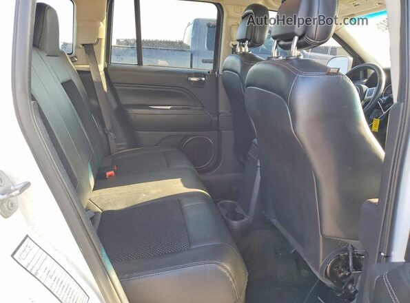 1C4NJDEB7GD685539 2016 JEEP COMPASS Белый Вид задней части салона