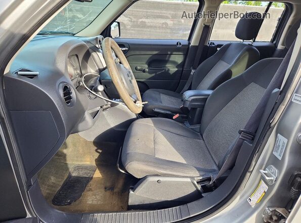 1C4NJPBA0GD789996 2016 JEEP PATRIOT Серебряный Вид салона спереди