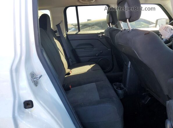 1C4NJPBA4GD561449 2016 JEEP PATRIOT White Widok tylnych siedzeń