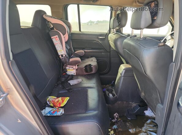 1C4NJPBA6GD604298 2016 JEEP PATRIOT Серебряный Вид задней части салона
