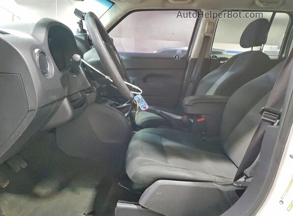 1C4NJPBA7GD807233 2016 JEEP PATRIOT Белый Вид салона спереди