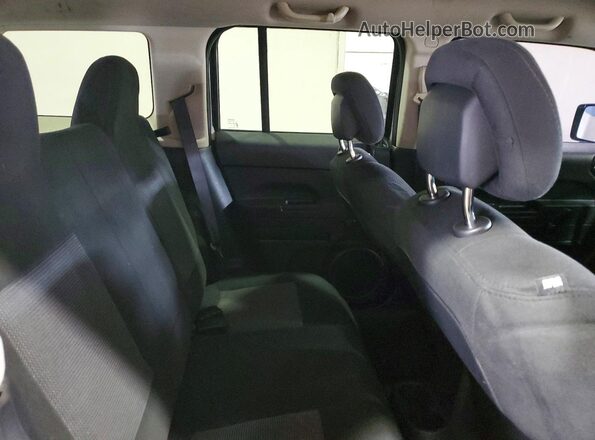 1C4NJPBA7GD807233 2016 JEEP PATRIOT Белый Вид задней части салона
