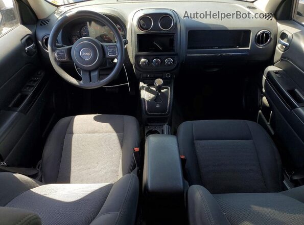 1C4NJPBA8GD526462 2016 JEEP PATRIOT Серебряный Вид панели приборов