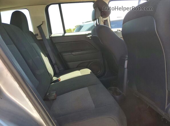 1C4NJPBA8GD526462 2016 JEEP PATRIOT Серебряный Вид задней части салона