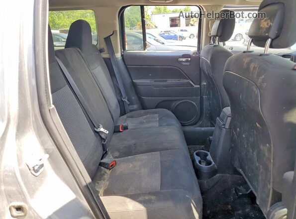 1C4NJPBA8GD583177 2016 JEEP PATRIOT Серебряный Вид задней части салона